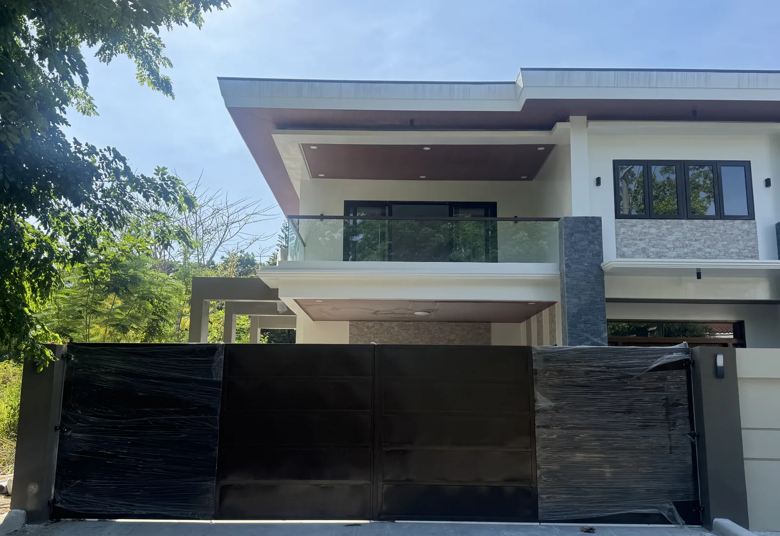 David Wong residence glass and aluminum project